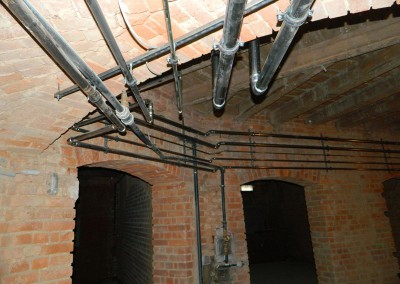 Rohinstallation der Heizungs- und Wasserrohre im Kellerbereich