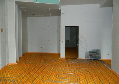 Wohnküche mit verlegten Heizleitungen