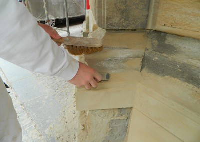 Schleifarbeiten an der aufgearbeiteten Sandsteinfassade
