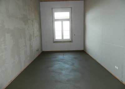 Wohnraum mit eingebautem Estrich und Feuchtigkeitsmessstelle
