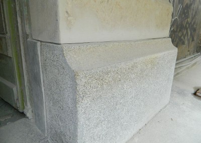 Aufgearbeiteter Granitsockel der Straßenfassade