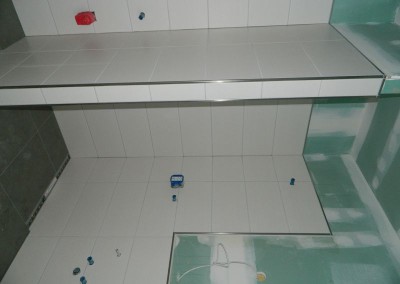Abgeschlossene Fliesenarbeiten in einem Gäste-Bad einer Erkerwohnung