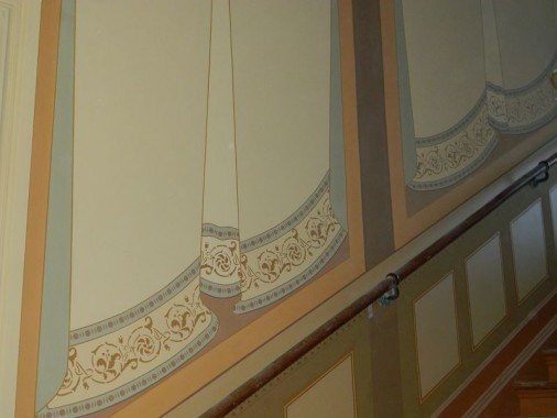 Abgeschlossene Wandmalerei im Treppenhaus