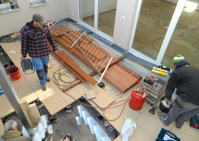 Schlosser beim Aufbau der Galerie im Atrium